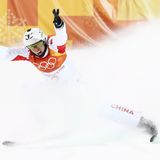 Freudenschrei: Der chinesische Freestyler Jia Zongyang ist im Aerial-Wettbewerb gut geflogen und lässt den Schnee spritzen, nachdem er eine sichere Landung hingelegt hat