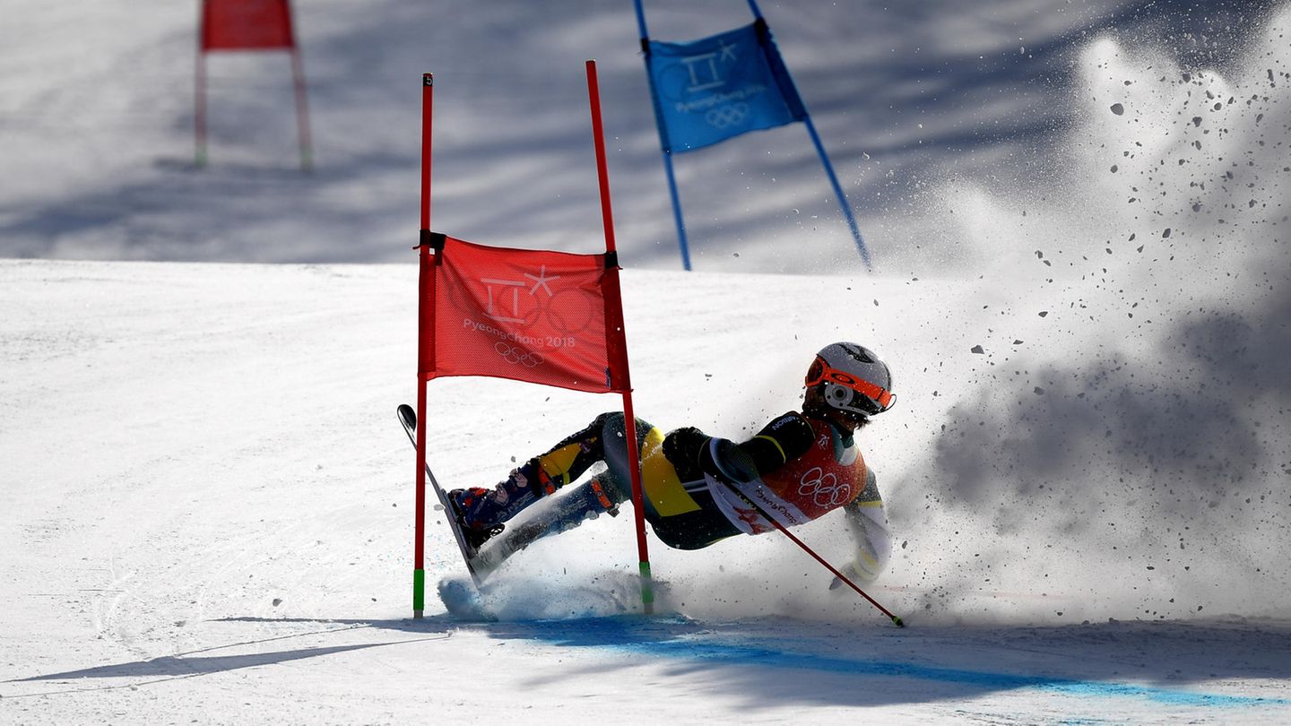 Verfahren: Die australische Skiläufer Harry Laidlaw bleibt an einem Riesen-Slalomtor hängen. Aber was macht ein Australier auch auf einer schneebedeckten Piste?