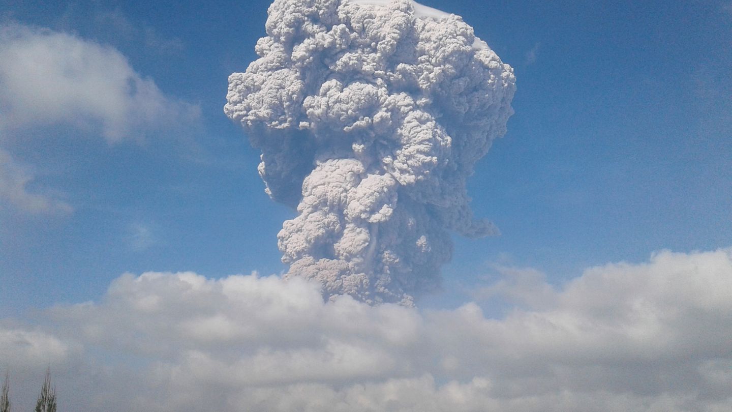 Der ausbrechende Vulkan Sinabung in Indonesien