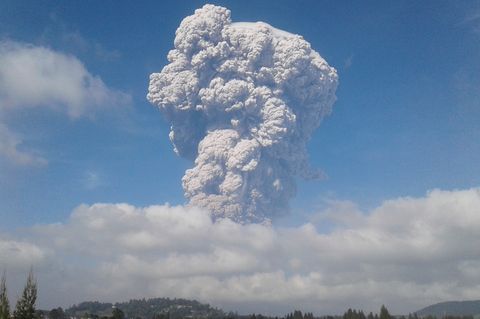 Der ausbrechende Vulkan Sinabung in Indonesien