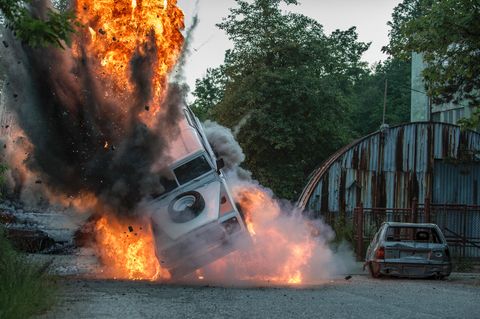 Ein Auto explodiert mitten auf der Straße