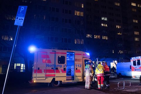 Brandserie in Berliner Hochhaus: Feuerwehrmänner im Einsatz am Tatort