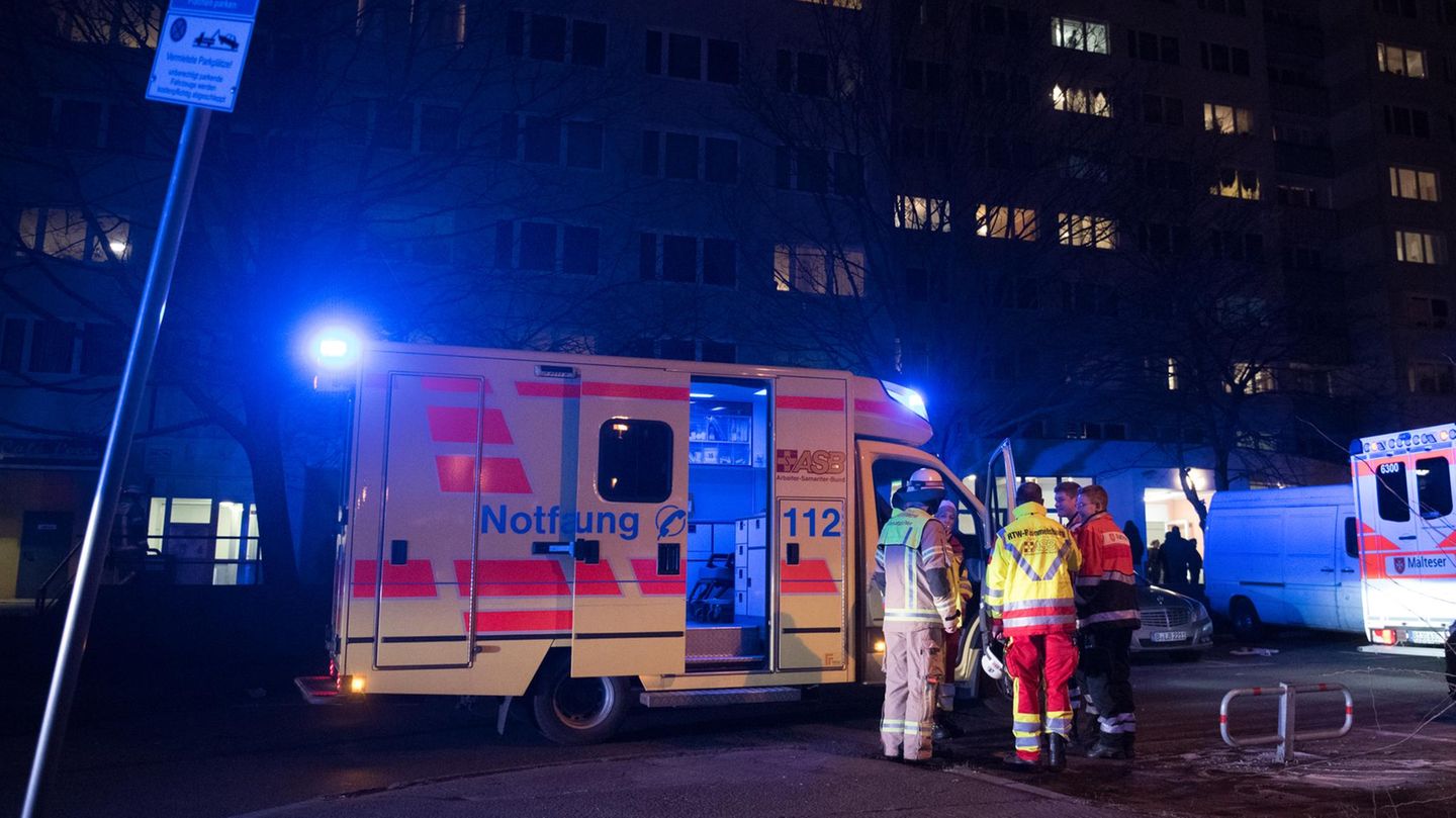 Brandserie in Berliner Hochhaus: Feuerwehrmänner im Einsatz am Tatort