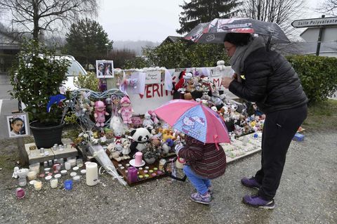 Eine Mutter und Tochter stehen vor einer Gedenkstätte für Maelys de Araujo.