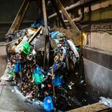 Greifer schaufelt Müll in den Ofen