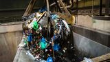 Greifer schaufelt Müll in den Ofen