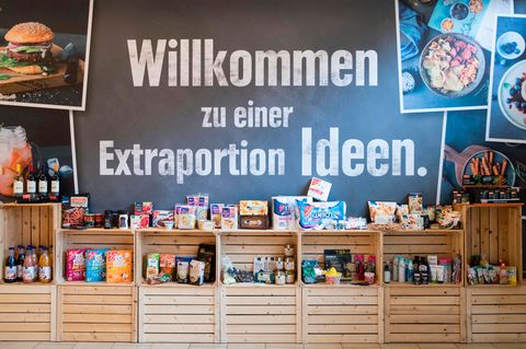 Eigenmarken im Regal bei Edeka