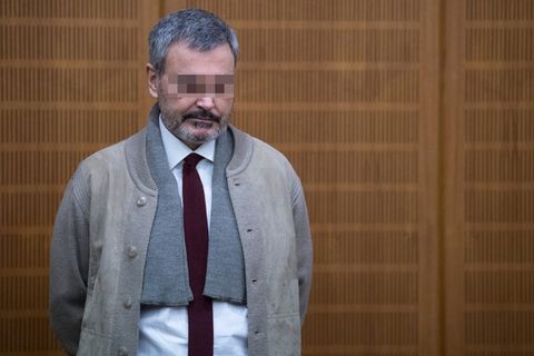 Ausonius steht vor Gericht. Er könnte ein Sachbearbeiter sein. Dabei ist er ein Mörder.