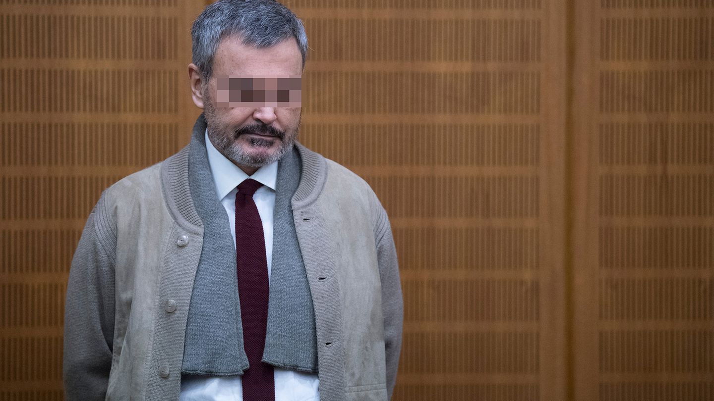 Ausonius steht vor Gericht. Er könnte ein Sachbearbeiter sein. Dabei ist er ein Mörder.