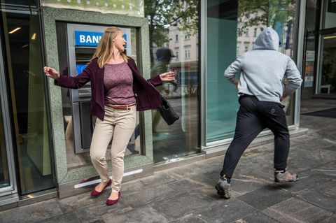 Ein Mann klaut einer Frau eine Handtasche
