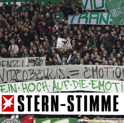 Werder Fans halten Banner gegen den Videobeweis hoch.