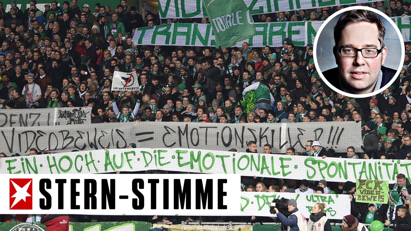 Werder Fans halten Banner gegen den Videobeweis hoch.