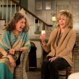 Lily Tomlin als Frankie und Jane Fonda als Grace in Grace and Frankie auf Netflix.