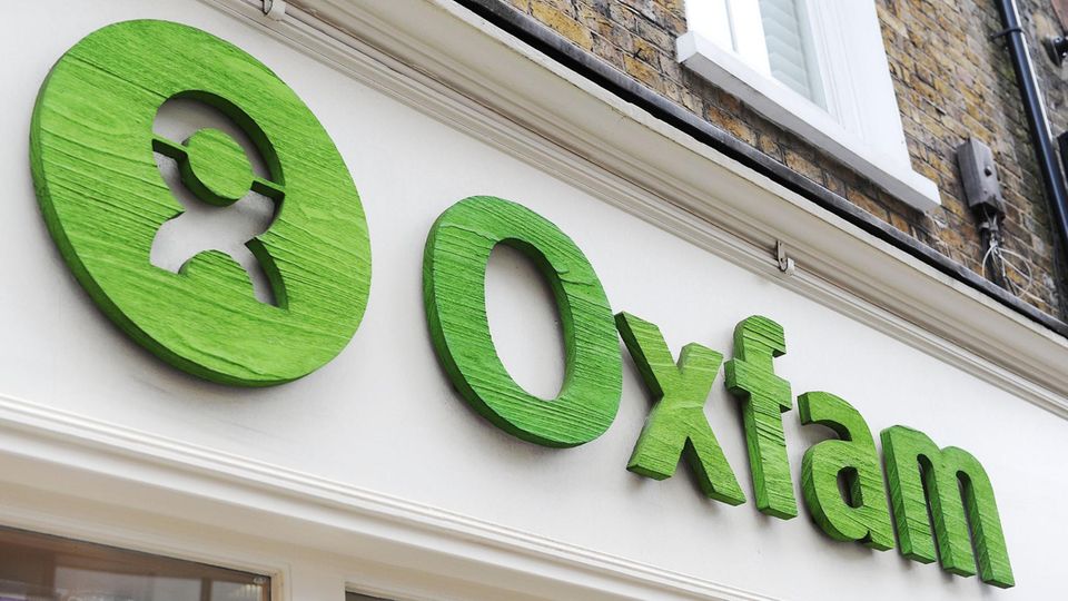 Oxfam-Skandal um Roland van Hauwermeiren: Der Oxfam-Schriftzug über einem Geschäft