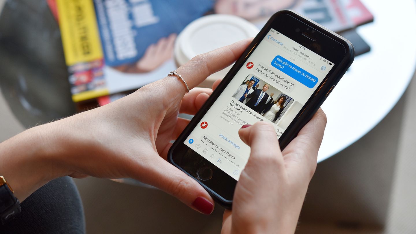 Bild eines Smartphones, auf dem der Chat-Bot zu sehen ist.
