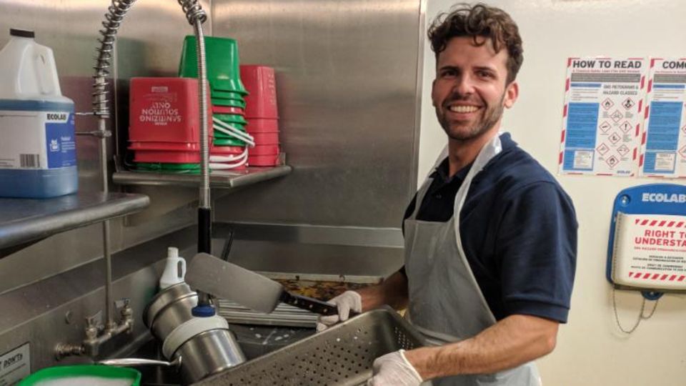 Benjamin Schnau bei der Arbeit Benjamin Schnau bei seiner Arbeit als Tellerwäscher