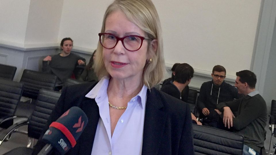 Rechtsstreit gegen Jameda Rechtsstreit gegen Jameda: Die Kölner Hautärztin Astrid Eichhorn bei der Verhandlung