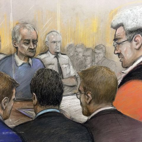 Die Verurteilung des früheren englischen Jugend-Fußballtrainers Barry Bennell (M.) vor dem Strafgerichtshof in Liverpool