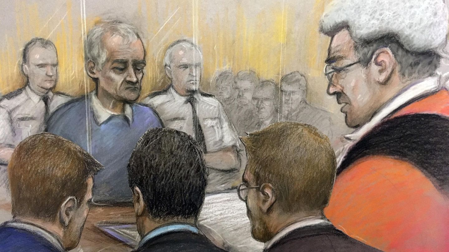 Die Verurteilung des früheren englischen Jugend-Fußballtrainers Barry Bennell (M.) vor dem Strafgerichtshof in Liverpool