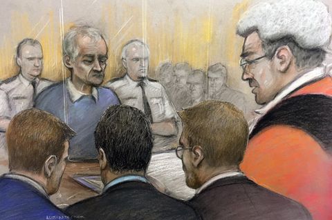 Die Verurteilung des früheren englischen Jugend-Fußballtrainers Barry Bennell (M.) vor dem Strafgerichtshof in Liverpool