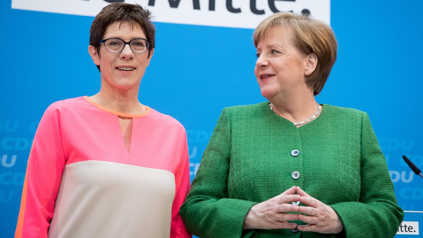 Frauen an der Macht: Annegret Kramp-Karrenbauer, bald CDU-Generalsekretärin und Angela Merkel, CDU-Parteichefin und Kanzlerin