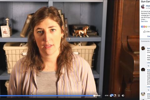 US-Schauspielerin Mayim Bialik guckt in die Kamera