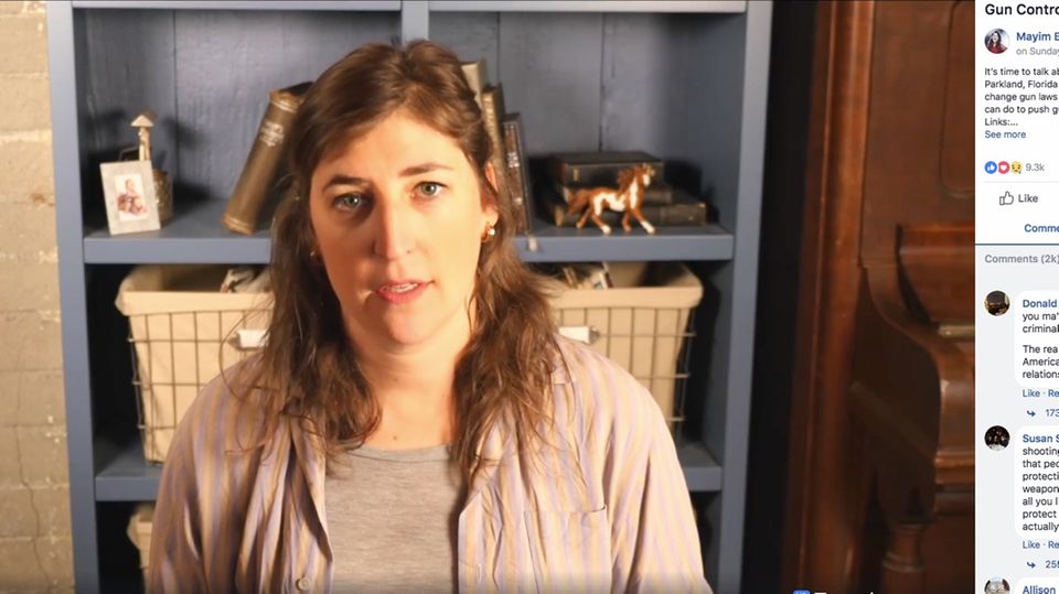 US-Schauspielerin Mayim Bialik guckt in die Kamera