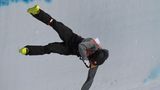 Freier Fall: Zugegeben, angesichts der Kunststücke, die die Olympioniken in der Halfpipe zeigen, muss man schon genau hinsehen, ob es sich um eine Figur oder einen Sturz handelt. Das hier ist nicht geplant, der Schweizer Joel Gisler landet hart auf dem präparierten Schneeboden.