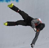 Freier Fall: Zugegeben, angesichts der Kunststücke, die die Olympioniken in der Halfpipe zeigen, muss man schon genau hinsehen, ob es sich um eine Figur oder einen Sturz handelt. Das hier ist nicht geplant, der Schweizer Joel Gisler landet hart auf dem präparierten Schneeboden.