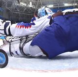 Bis die Nähte krachen: Die Hosen eines Eishockeytorwarts müssen einiges aushalten können, wie man sieht. US-Goalie Mark Arcobello kann den Puck trotz eines bemerkenswerten Spagats nicht aufhalten.