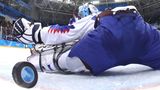 Bis die Nähte krachen: Die Hosen eines Eishockeytorwarts müssen einiges aushalten können, wie man sieht. US-Goalie Mark Arcobello kann den Puck trotz eines bemerkenswerten Spagats nicht aufhalten.
