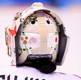 Rückansicht: Japans Eishockeytorhüterin sorgt sich nicht nur um ihr Gesicht, das sie mit Helm und Schutzmaske vor den allzu harten Pucks schützt. Nana Fujimoto hat auch alles dafür getan, dass sie nicht von einem fiesen Querschläger am Hinterkopf erwischt werden kann.