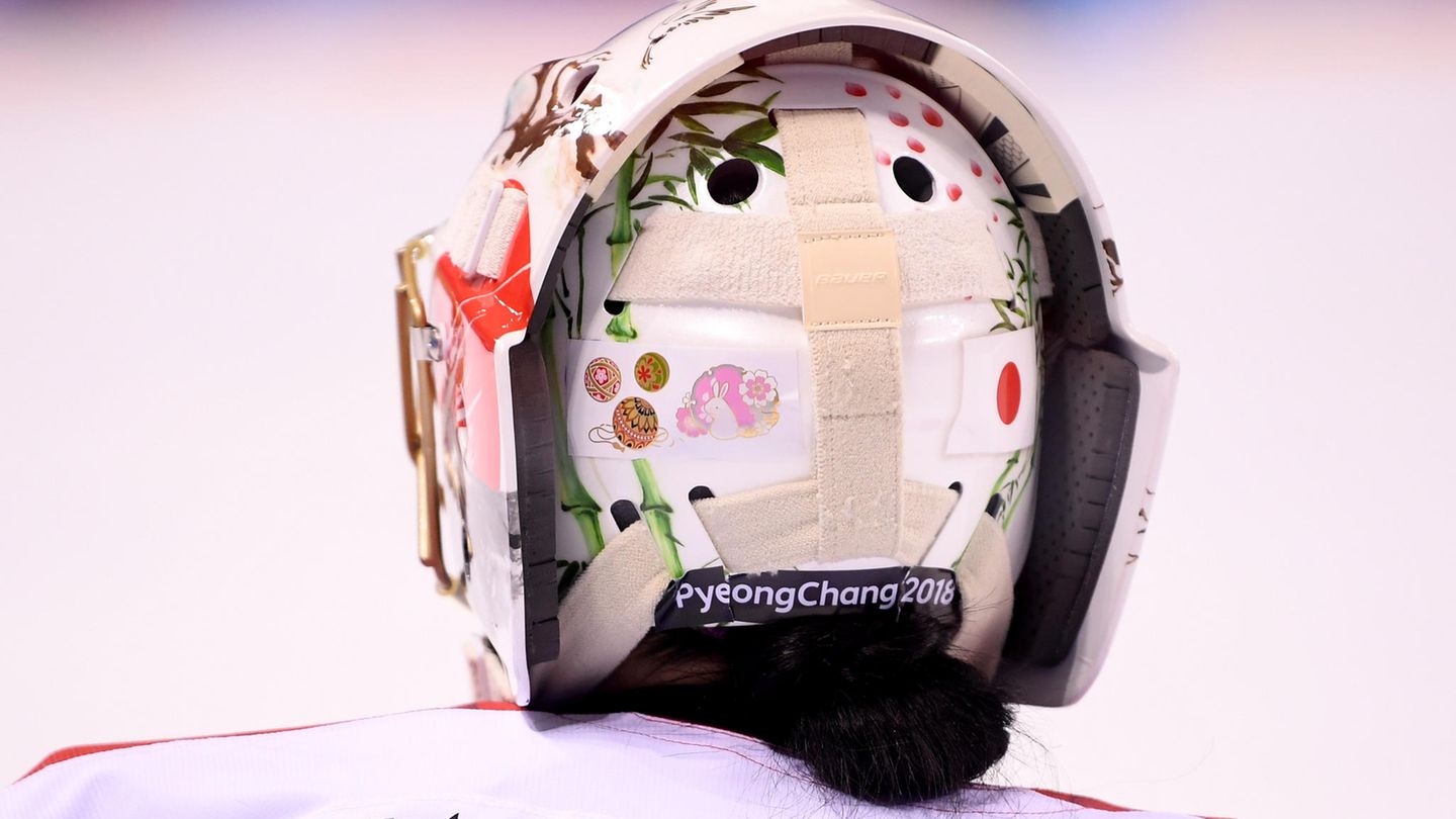 Rückansicht: Japans Eishockeytorhüterin sorgt sich nicht nur um ihr Gesicht, das sie mit Helm und Schutzmaske vor den allzu harten Pucks schützt. Nana Fujimoto hat auch alles dafür getan, dass sie nicht von einem fiesen Querschläger am Hinterkopf erwischt werden kann.