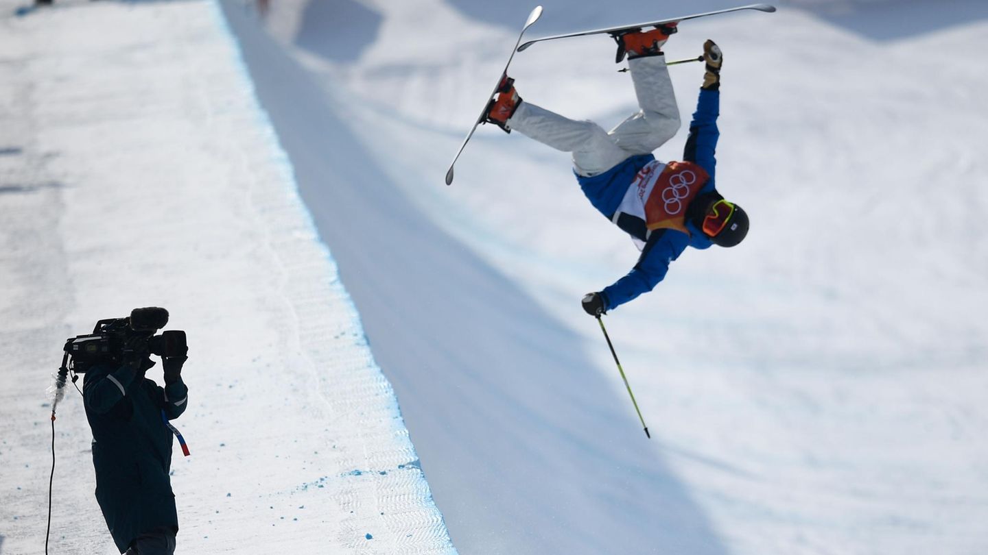 Für die Kamera: Was wären die Olympischen Spiele ohne die begeisternden Fernsehbilder. Der Südkoreaner Lee Kangbok zeigt direkt vor der Kamera seine atemberaubenden Freestyle-Übungen in der Halfpipe. Auf dass es die ganze Welt sehe.