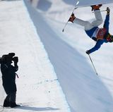 Für die Kamera: Was wären die Olympischen Spiele ohne die begeisternden Fernsehbilder. Der Südkoreaner Lee Kangbok zeigt direkt vor der Kamera seine atemberaubenden Freestyle-Übungen in der Halfpipe. Auf dass es die ganze Welt sehe.