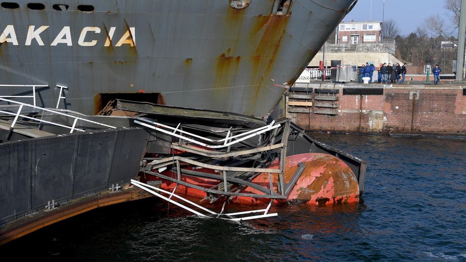 Das Containerschiff „Akacia“ liegt nach der Kollision in der Südkammer der Schleuse des Nord-Ostsee-Kanals