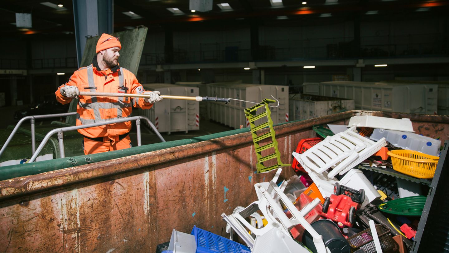 700.000 Menschen kommen pro Jahr zu den Hamburger Recyclinghöfen. Hier landen alte Gartenmöbel ...