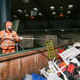 700.000 Menschen kommen pro Jahr zu den Hamburger Recyclinghöfen. Hier landen alte Gartenmöbel ...