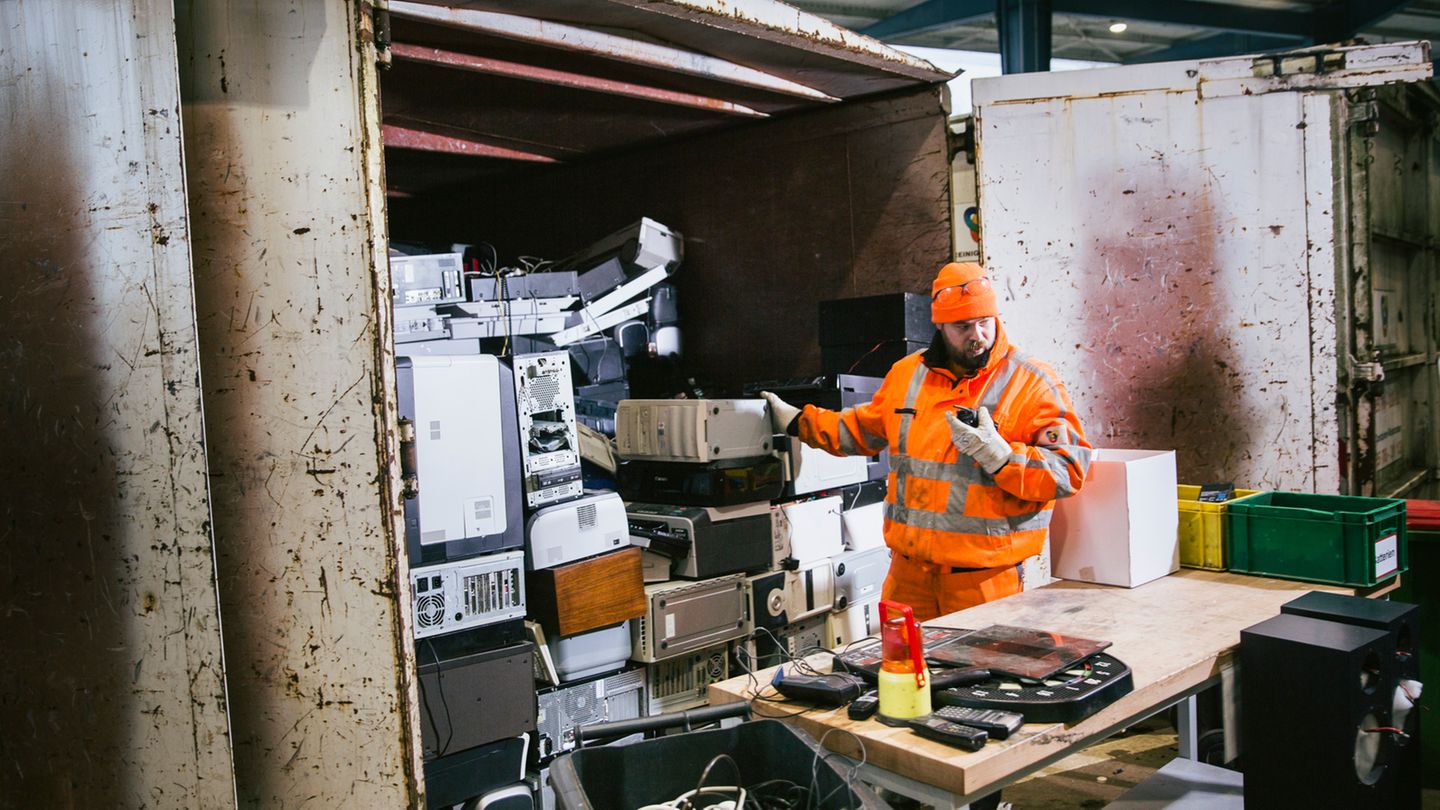 Ein Riesengeschäft ist der Müll für die städtischen Entsorgungsbetriebe nicht. "Wir versuchen kostendeckend zu arbeiten, aber wir machen keinen Gewinn", sagt der Leiter der Hamburger Recyclinghöfe.