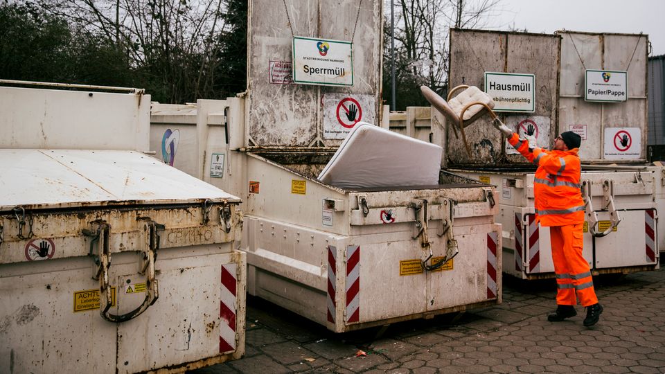 Ein gezielter Wurf, schon landet der Stuhl im Container.