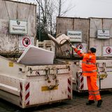 Ein gezielter Wurf, schon landet der Stuhl im Container.