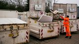 Ein gezielter Wurf, schon landet der Stuhl im Container.