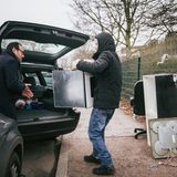 Er staubt gerade einen alten Ofen ab: Private Absammler parken vor den Recyclinghöfen, um ein paar Gegenstände abzugreifen. Denn was für deinen Müll ist, ist für den anderen noch lange nicht wertlos. 