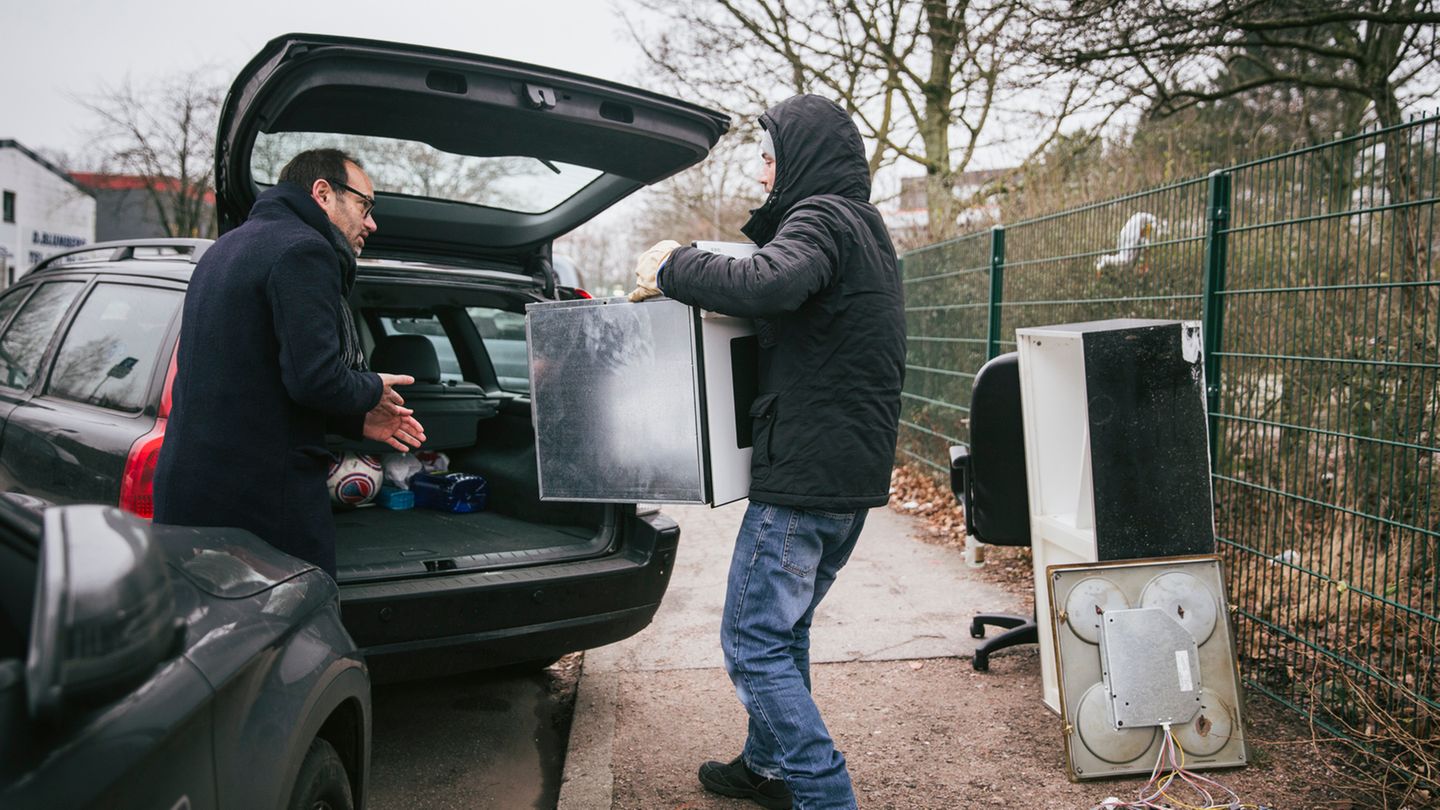 Er staubt gerade einen alten Ofen ab: Private Absammler parken vor den Recyclinghöfen, um ein paar Gegenstände abzugreifen. Denn was für deinen Müll ist, ist für den anderen noch lange nicht wertlos. Er staubt gerade einen alten Ofen ab: Private Absammler parken vor den Recyclinghöfen, um ein paar Gegenstände abzugreifen. Denn was für deinen Müll ist, ist für den anderen noch lange nicht wertlos.
