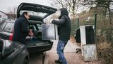 Er staubt gerade einen alten Ofen ab: Private Absammler parken vor den Recyclinghöfen, um ein paar Gegenstände abzugreifen. Denn was für deinen Müll ist, ist für den anderen noch lange nicht wertlos. 