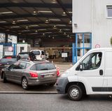 Am nachmittag stehen die Autos schonmal Schlange, wie hier vor dem Schwarzen Weg 10 in Hamburg-Steilshoop.