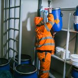 Auch Gefahrenstoffe und Chemikalien nehmen die Mitarbeiter an, um sie fachgerecht zu entsorgen.