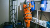 Auch Gefahrenstoffe und Chemikalien nehmen die Mitarbeiter an, um sie fachgerecht zu entsorgen.