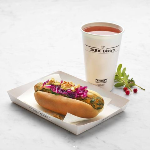 Ein vegetarischer Hot Dog von Ikea