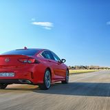 Der Heck-Bürzel passt sich gut in das Gesamtbild des Autos ein